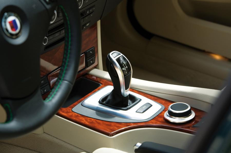 Детали интерьера Alpina B5 S Limousine (E60) 2007 года  (фото 22 из 35)